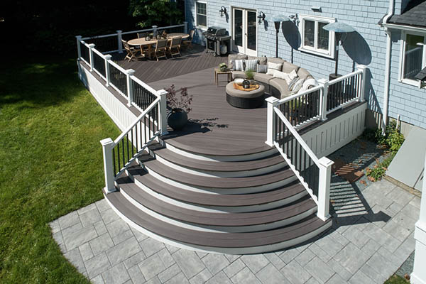 How to choose a deck railing color to contrast your home