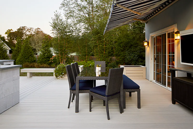 Bright, nearly white deck boards act as a neutral backdrop